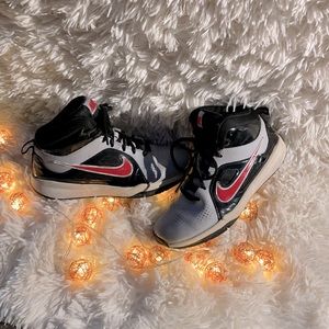 Kids basketball shoes- good condition